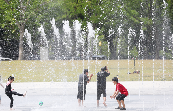 초여름 날씨를 보인 9일 대구 달서구 두류공원 시민광장 바닥 분수에서 어린이들이 물놀이하며 더위를 식히고 있다. ⓒ연합뉴스