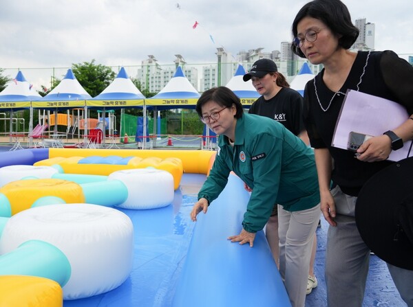 이순희 강북구청장이 어린이 물놀이장 개장을 앞두고 25일 송천초등학교 운동장을 방문하여 시설 준비 상황을 점검하고 있다. ⓒ강북구