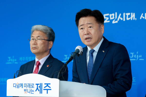 오영훈 제주도지사가  이상봉 제주도의회 의장(왼쪽)과 공동으로 지난 25일 제주형 기초자치단체 설치를 위한 주민투표 실시를 요구하는 기자회견을 열고 있다. ⓒ제주도