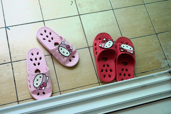 경남 시설에 아이들 슬리퍼가 놓여져있다. ⓒ신다인 기자