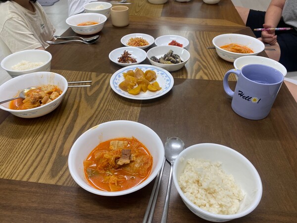 7월 26일 경남시설에서 아이들과 함께 먹은 저녁 식사ⓒ신다인 기자