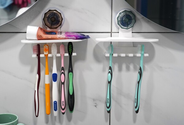 경남시설 생활관 화장실에 가지란히 걸려 있는 칫솔들. ⓒ신다인 기자