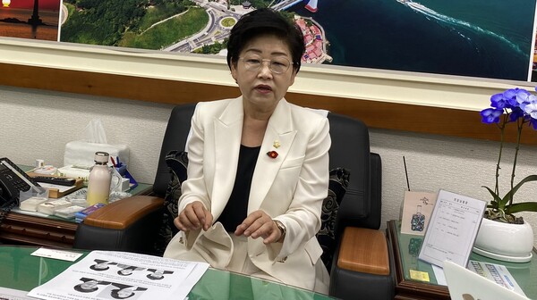 여수시의회 개원 이후 첫 여성 의장인 백인숙 의장이 7월 18일 여성신문과 인터뷰를 하고 있다. ⓒ최영은 기자