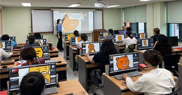 양천구에서 진행된 경력단절여성 취업 지원프로그램, 이모티콘 디자인 수업 장면 ⓒ양천구