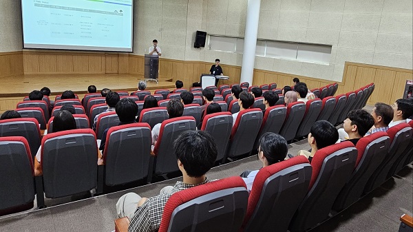 원주시 탄소중립 서포터즈 1기 발대식, 서포터즈단 소개 및 운영 계획 발표하는 이동현 서포터즈 ⓒ고효정 기자