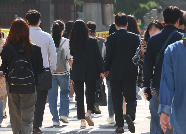 사진은 지난 5월23일 서울 세종로사거리에서 출근 중인 시민들. 기사와 직접적 연관은 없음. ⓒ연합뉴스