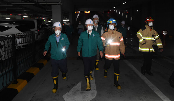 지난 1일 오후 8시경 유정복 시장이 서구 청라동 아파트 화재 현장 점검을 하고 있다. ⓒ인천시청 제공
