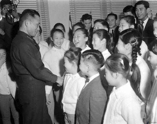 1962년 박정희 국가재건최고회의 의장에게 귀국 인사를 하러 온 선명회어린이합창단. ⓒ국가기록원