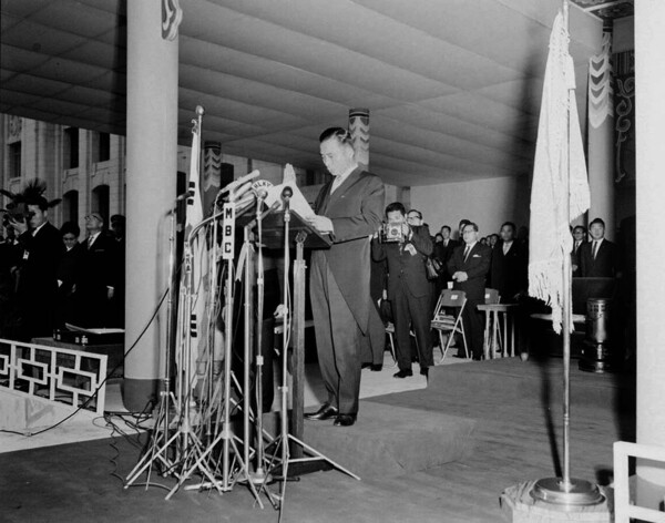 1963년 12월 17일 제5대 대통령 취임식에서 박정희 대통령이 취임사를 낭독하고 있다. ⓒ대통령 기록관