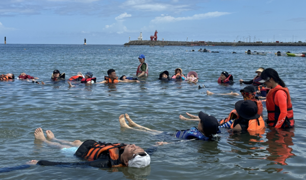 마포구장애인체육회 주최로 '장애인 하계 레저스포츠 캠프'에서 생존수영 강습을 하고 있다. ⓒ마포구