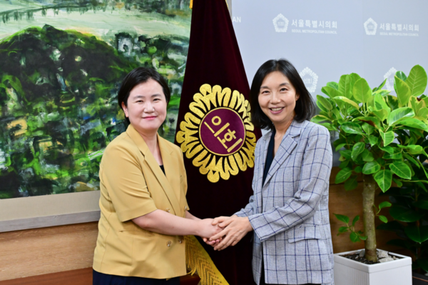 지난 6일 신보라 한국여성인권진흥원장(왼쪽)과 최호정 서울특별시의회 의장이 서울시의회에서 만나 환담을 나눴다. ⓒ서울시의회