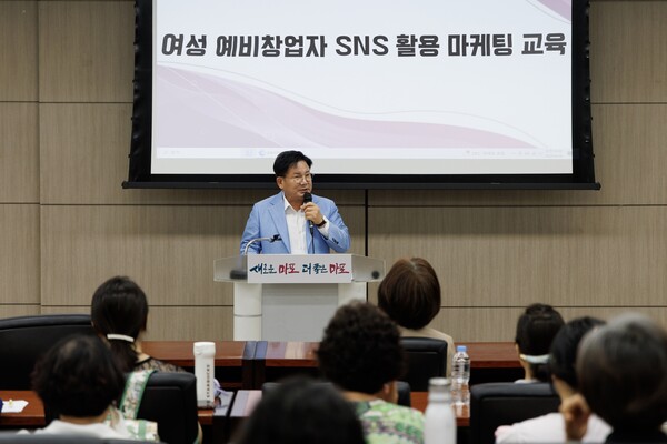 박강수 마포구청장이 SNS 활용 마케팅 교육에 참석한 경력보유여성과 예비창업자를 격려하고 있다. ⓒ마포구