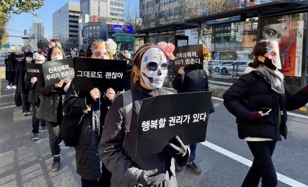 2021년 11월 27일 친족성폭력 생존자 약 40명이 서울 종로구 일대에서 ‘친족성폭력피해자 생존기념축제’를 열고 행진하고 있다. ⓒ이세아 기자