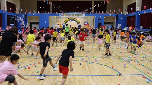 서울 성북구(청장 이승로) 거점형 우리동네키움센터가 9일 성북구민체육관에서 키움센터 연합활동으로 ‘성북 키움 명랑운동회’를 개최했다. ⓒ성북구