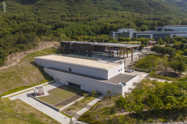 대구간송미술관은 2만4073㎡ 부지면적에 사업비 446억 원을 투입, 지하1층 지상3층 연면적 8000여㎡규모로 지어졌다. 사진은 대구간송미술관 전경. ⓒ대구간송미술관