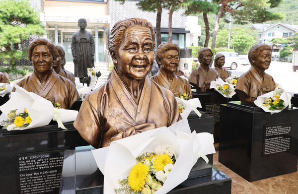 일본군 위안부 피해자 기림의 날을 하루 앞둔 13일 경기도 광주시 나눔의 집에 세워진 고인이 된 피해 할머니들 흉상 앞에 꽃이 놓여 있다. ⓒ 연합뉴스