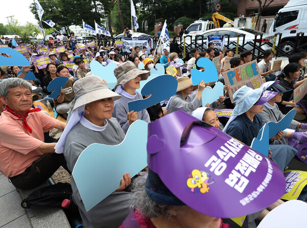 제12차 세계 일본군‘위안부’ 기림일인 14일 오후 서울 종로구 주한 일본대사관 앞 평화로에서 열린 세계연대집회에 참석한 참가자들이 성미산학교 학생들의 바위처럼을 보며 손팻말을 흔들고 있다. ⓒ연합뉴스