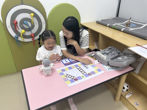 경기도(지사 김동연)가 인공지능(AI), 증강현실(AR) 등 디지털 융합 놀이돌봄 콘텐츠를 갖춘 ‘맘대로 에이플(A+·AI play) 놀이터’를 조성한다. ⓒ경기도