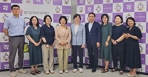 경북여성정책개발원(왼쪽에서 네번째가 하금숙 원장) 일행이 14일 경기도의 아동돌봄사업 운영 노하우를 벤치마킹하기 위해 경기도여성가족재단(왼쪽에서 다섯번째가 김혜순 대표)을 방문해 기념촬영을 하고 있다.