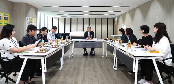 김인제 부의장이 자립지원전담기관 장다교 관장, 서울시 여성가족실 오세우 아동담당관 등 관계자들과 자립준비청년 대상 프로그램의 효과성과 향후 계획 등에 대해 논의하고 있다. ⓒ서울시의회