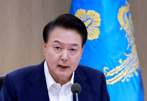 윤석열 대통령이 27일 서울 용산 대통령실 청사에서 열린 국무회의에서 딥페이크 영상물은 단순 장난이라 둘러대기도 하지만 익명의 보호막에 기대 기술을 악용하는 명백한 범죄 행위”라고 말했다. ⓒ연합뉴스 
