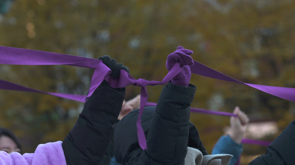 국제여성폭력추방의 날인 2023년 11월 25일 여성의당이 주최한 ‘맞아도 되는 여자는 없다. 여성증오범죄 법안 신설하라’ 시위에서 참가자들이 보라색 리본을 묶어 들어올리는 퍼포먼스를 하고 있다. ⓒ여성의당 제공)