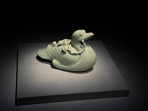 사진은 청자오리형연적’. 4전시실에서는 국보인 ‘청자상감운학문매병’과 ‘백자청화철채동채초충난국문병’, ‘청자상감연지원앙문정병’ 등 병(甁)류 외에도 ‘청자기린유개향로’ 등을 만난다. ⓒ권은주 기자