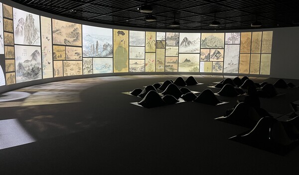 대구간송미술관 5전시실에 조성된 실감영상. 38m의 반원형 스크린에 정선, 김홍도, 신윤복, 이인문 등 조선 대표 화가들의 작품을 재구성해 하루의 시간을 영상으로 담았다.검은색의 의자는 하지훈가구디자이너의 '자리' ⓒ권은주 기자