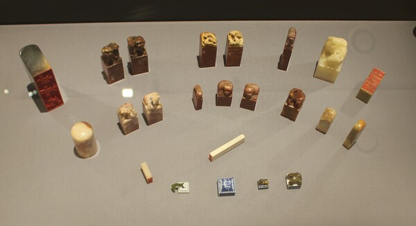 간송의 방에 전시된 간송 선생이 평소에 쓰던 인장들이다. 정선인, 간송, 전형필과 같이 간송의 본관, 호, 함자를새기거나 북단장, 보화각 등간송이 거쳐하던곳을 주로 새겼다고 한다. ⓒ권은주 기자