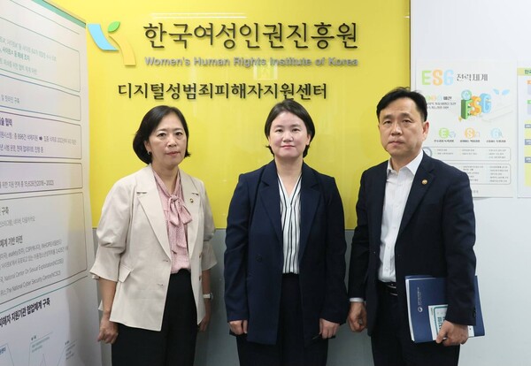신영숙 여성가족부 차관이 28일 오후 서울 중구 디지털성범죄피해자지원센터를 방문해 강도현 과기정통부 차관(우), 신보라 한국여성인권진흥원 원장(가운데)과 디지털 성범죄 피해자 지원 강화방안을 논의하는 시간을 가졌다. ⓒ여성가족부
