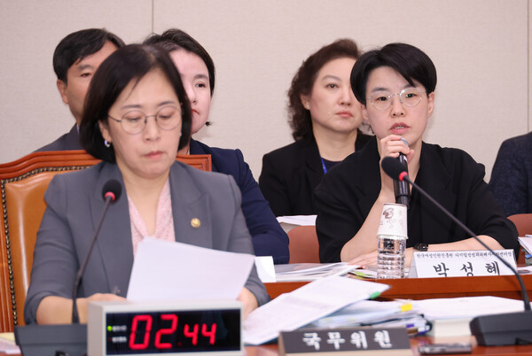 박성혜 한국여성인권진흥원 디지털성범죄피해자지원센터장(오른쪽)이 4일 오후 국회 여성가족위원회 전체회의에서 딥페이크 성범죄 대응과 관련한 위원 질의에 답하고 있다. ⓒ연합뉴스