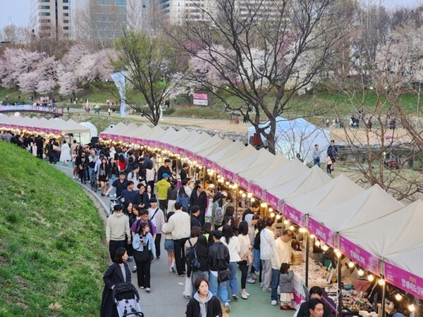 지난 봄 매주 토요일 양재천에서 운영한 ‘양재아트살롱(공예 중심 프리마켓)’ ⓒ서초구