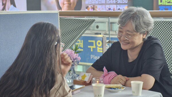 '1:1 공감 대화'를 진행 중인 '마음봄 사람봄' 고영숙 치유활동가. ⓒ희망철도재단