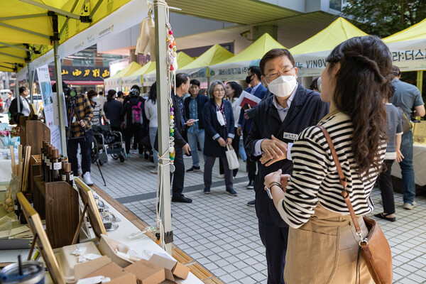 지난해 5월 열린 행사에서 감경호 광진구청장이 공방 수제품을 둘러보며 상인들을 격려하고 있다. ⓒ광진구