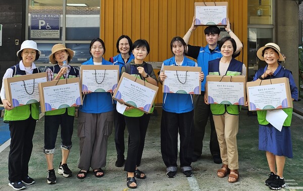 서대문구 충현동 자원봉사캠프에서 서울청년봉사단과 함께 복지사각지대 이웃에게 전달할 '정 꾸러미' 2개가 담긴 선물상자를 들고 기념촬영을 하고 있다. ⓒ서울시자원봉사센터