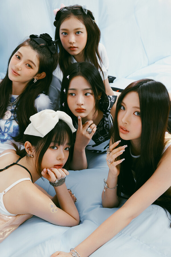 걸그룹 뉴진스는 작년  '마마 어워즈', '멜론뮤직어워드', '골든디스크 어워즈' 등 국내 주요 대중음악 시상식에서 대상을 수상했다. ⓒ하이브