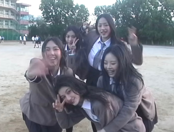 그룹 뉴진스의 ‘디토(Ditto)’ 뮤직비디오 장면 중 일부