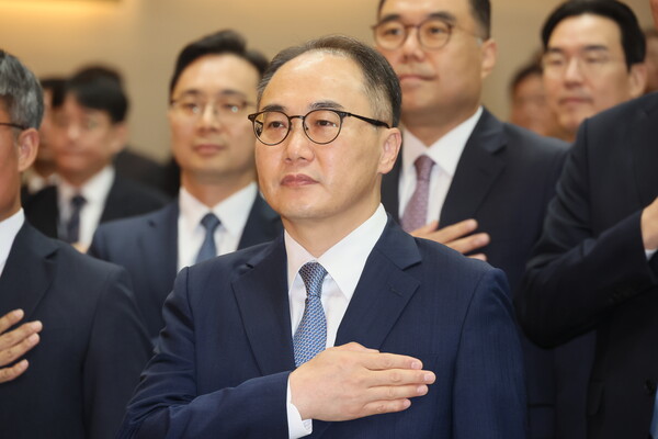 이원석 검찰총장이 13일 서울 서초구 대검찰청에서 열린 퇴임식에서 국기에 경례하고 있다. ⓒ연합뉴스