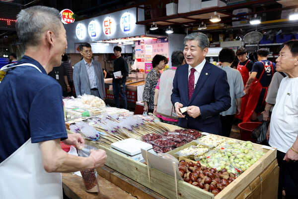 인천시의회 정해권(국힘·연수1) 의장이 추석 명절을 맞아 전통시장을 찾아 상인과 대화하고 있다. ⓒ인천시의회
