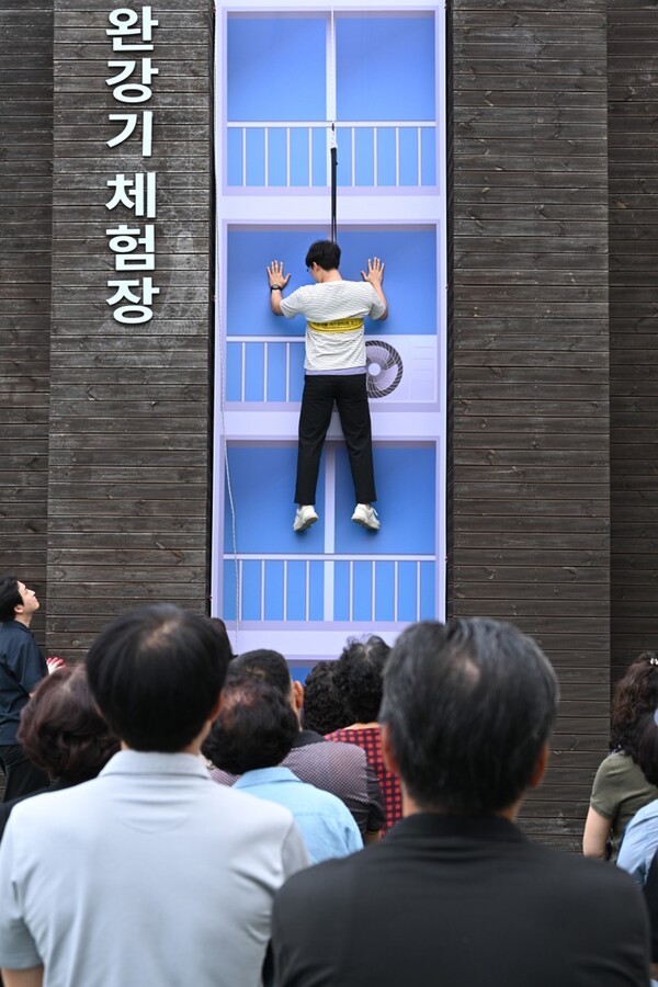 대전 중구(청장 김제선)는 재난 발생 시 골든타임 내 대처 능력을 키우고 안전의식을 고취하기 위해 구민과 공무원을 대상을 완강기 체험교육을 실시하고 있다. ⓒ대전 중구