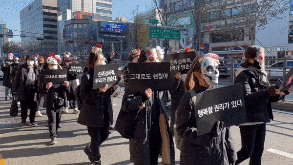 2022년 10월 친족성폭력 생존자 약 40명이 27일 서울 종로구 일대에서 ‘친족성폭력피해자 생존기념축제’를 열고 행진하고 있다. 한국성폭력상담소, 친족성폭력공소시효폐지를위한공폐단단, 매마토(매월 마지막 주 토요일) 일인시위 모임이 공동 주최했다. ⓒ이세아 기자