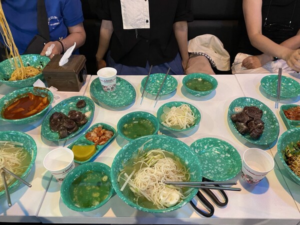 8월 31일 집회를 끝내고 서울 종로 광화문 인근 분식집에서 공폐단단 활동가들이 모여 점심을 먹었다. ⓒ신다인 기자