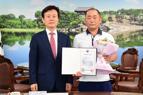 조규일 진주시장이편의점에서 머리가 짧다는 이유로 폭행을 당한 여성 아르바이트생을 돕다 부상당한 박경석씨에게 의상자 증서를 전수했다고 20일 밝혔다. ⓒ진주시