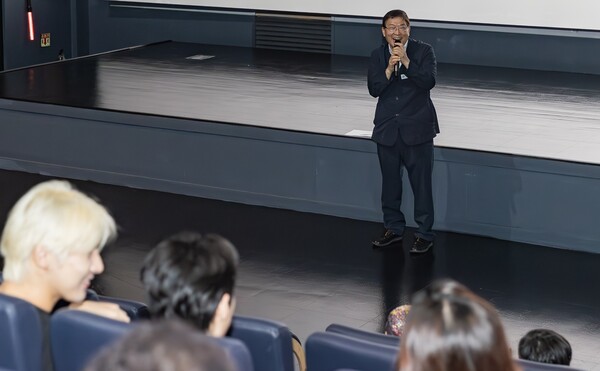 자원봉사자에게 감사와 격려를 전하는 김경호 광진구청장 ⓒ광진구