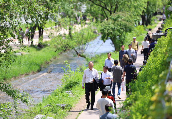 서울 종로구 광통교 인근 청계천을 찾은 직장인들이 점심시간에 산책을 즐기고 있다. ⓒ연합뉴스