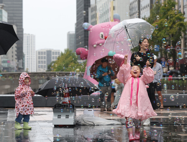지난 21일 오전 서울 청계광장에서 열린  ‘유아차 대행진’ 행사에 참가한 한 어린이가 비눗방울을 보며 즐거워하고 있다. 캥거루크루가 주최하는 이 행사는 임신·출산에 대한 긍정적 인식과 가족 친화적인 사회 분위기를 조성하고자 기획됐다. ⓒ연합뉴스