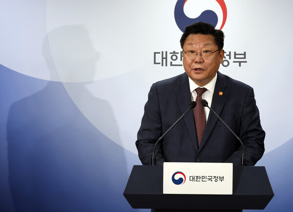 주형환 저출산·고령사회위원회 부위원장이 지난 24일 정부서울청사에서 제4차 인구비상대책회의 일·가정 양립 우수기업 성과 공유회 개최 관련 설명을 하고 있다 ⓒ연합뉴스