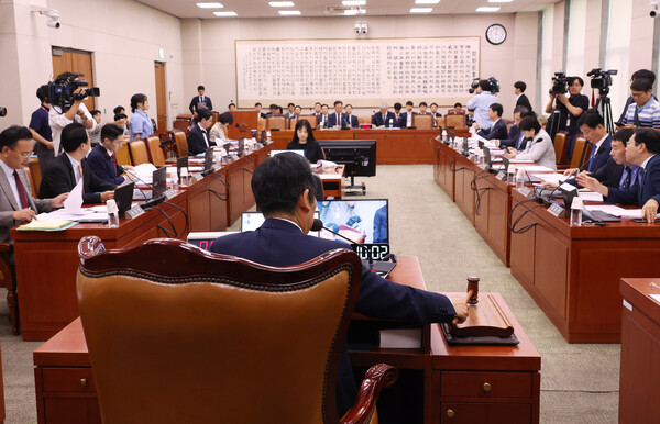 25일 국회에서 열린 법제사법위원회 전체회의에서 정청래 위원장이 의사봉을 두드리고 있다. ⓒ연합뉴스