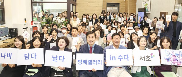 서초여성가족플라자 방배센터의 개관 3주년을 맞아, 전성수 구청장과 함께 기념사진을 찍고 있다. ⓒ서초구