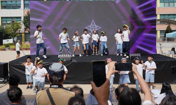 '다다페스타' 개막식을 축하하기 위해 펼쳐진 어린이 댄스 공연 ⓒ성북구